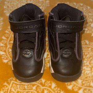 Jordan Toddler Black and Gray Sneakers - 6C